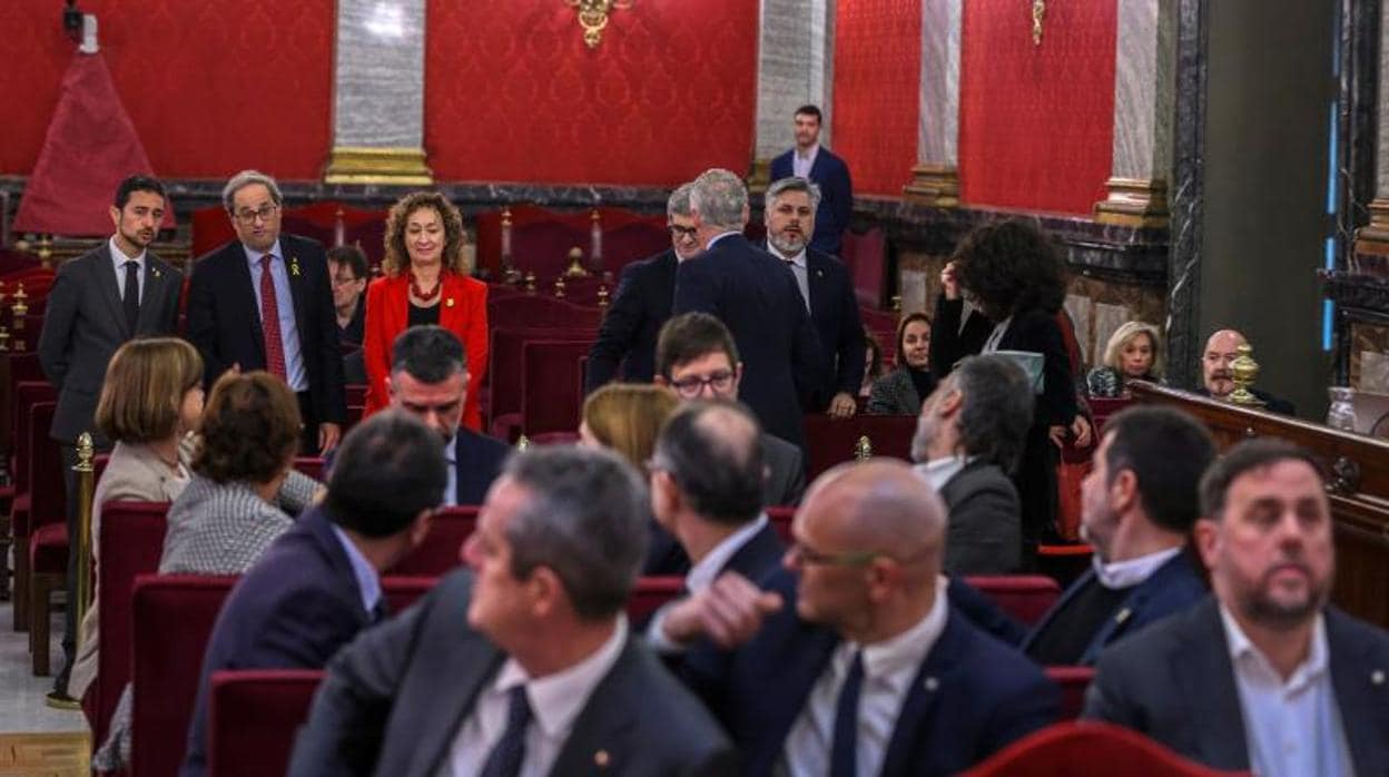 El presidente de la Generalitat Quim Torra (2i, detrás), conversa con los líderes independentistas acusados por el proceso soberanista catalán