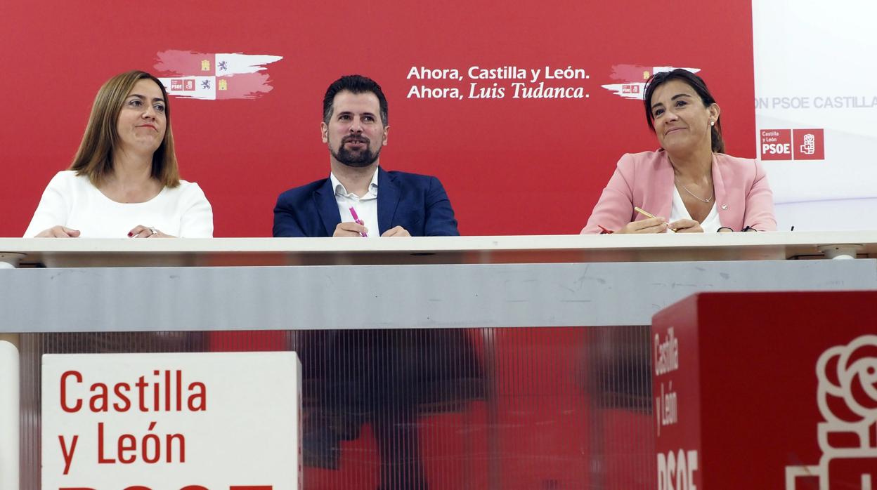 El candidato del PSOE a la Presidencia de la Junta de Castilla y León, Luis Tudanca, junto a Virginia Barcones y Ana Sánchez en una imagen de archivo