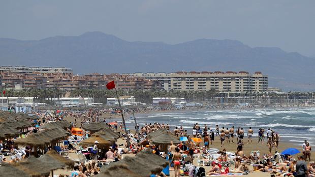 Prohíben el baño en tres playas de Valencia por un vertido de aguas fecales