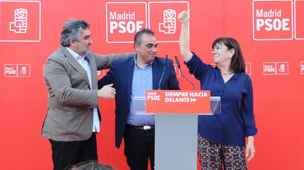 Javier Corpa (centro) con José Manuel Rodríguez Uribes y Cristina Narbona, en un acto de campaña
