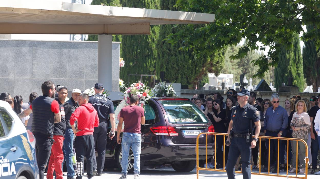 Coche fúnebre con los restos de Montse entrando al cementerio