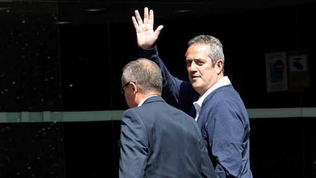 El preso Joaquim Forn acude al Ayuntamiento de Barcelona para registrarse como concejal