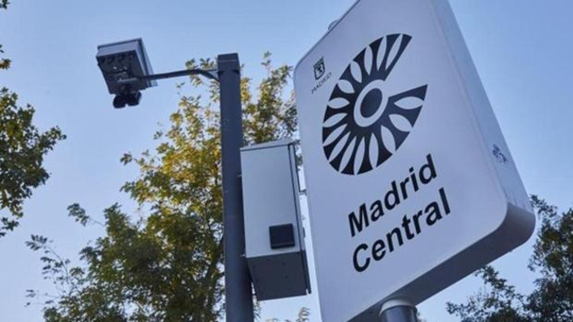 Una cámara junto a la señal de entrada de Madrid Central