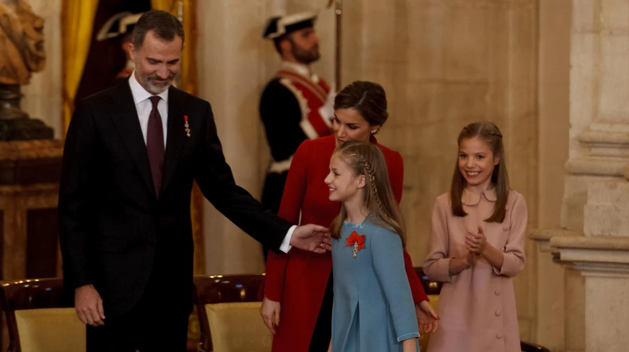 Los Reyes, la Princesa de Asturias y la Infanta Sofía, el 30 de enero de 2018 en el Palacio Real