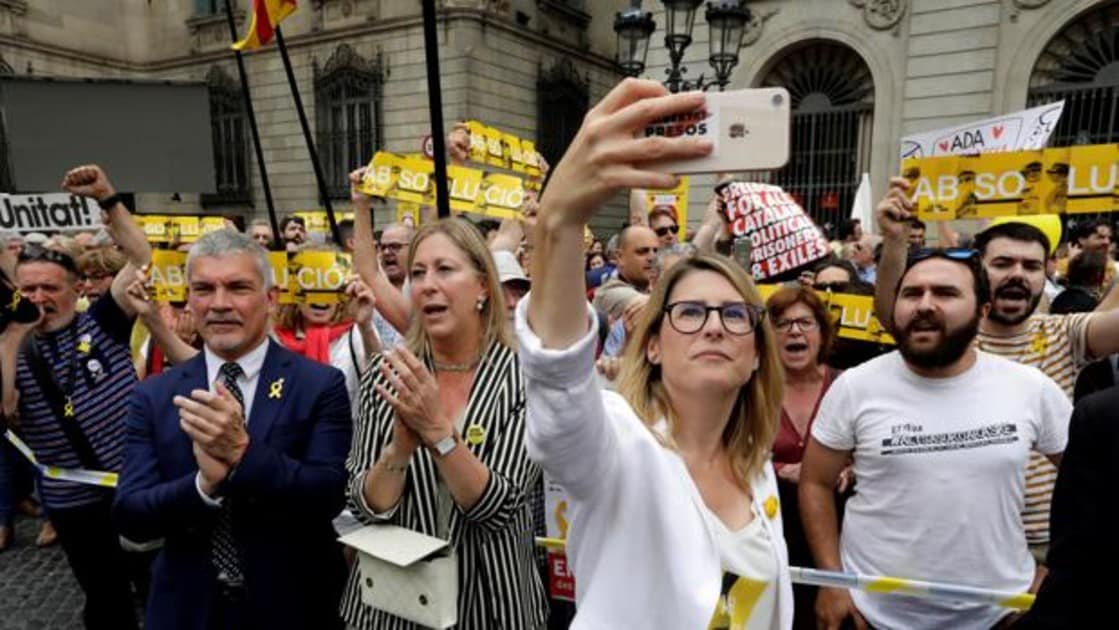 Dirigentes independentistas en la plaza Sant Jaume de Barcelona antes del pleno de investidura