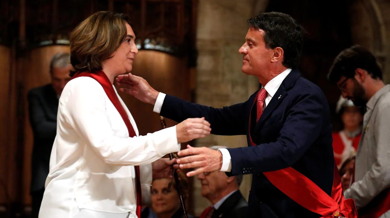 Ada Colau y Manuel Valls durante el pleno de investidura