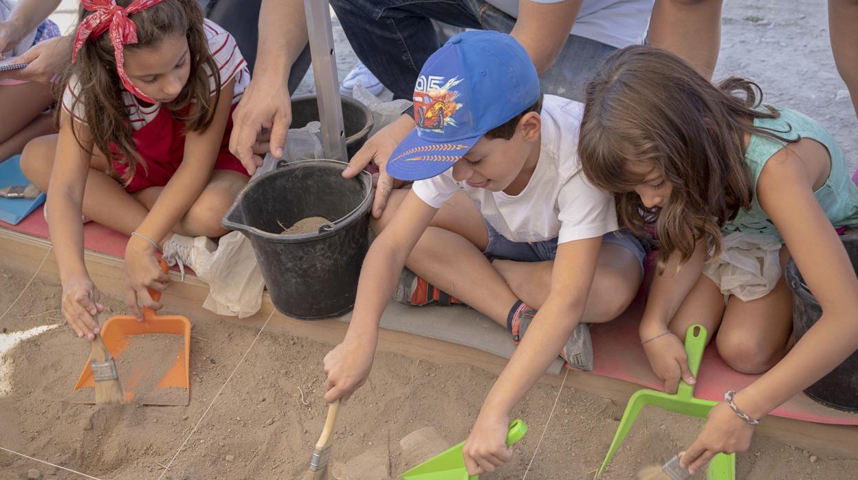 Participantes en una cata ficticia de «Arqueólogos por un día»