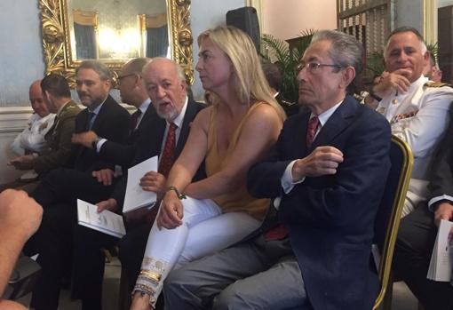 Los exalcaldes de Alicante Miguel Valor, Sonia Castedo y Ángel Luna, entre el público de la sesión de investidura