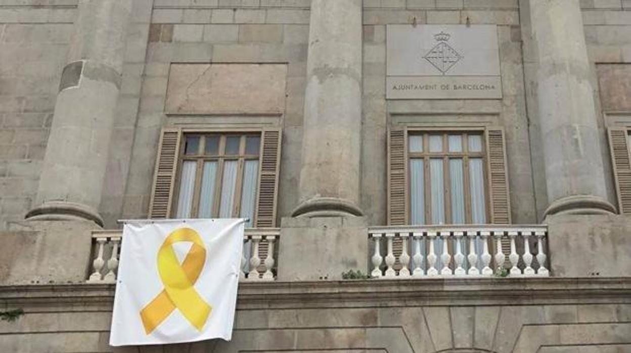 El lazo amarillo que colgó durante meses del Ayuntamiento de Barcelona