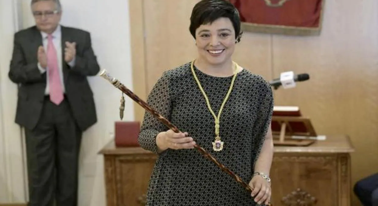 Pilar Zamora, con el bastón de mando tras ser reelegida alcaldesa de Ciudad Real