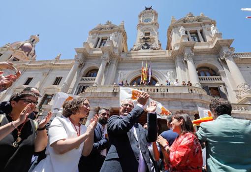 Ribó celebrando su reelección en la plaza del Ayuntamiento de Valencia