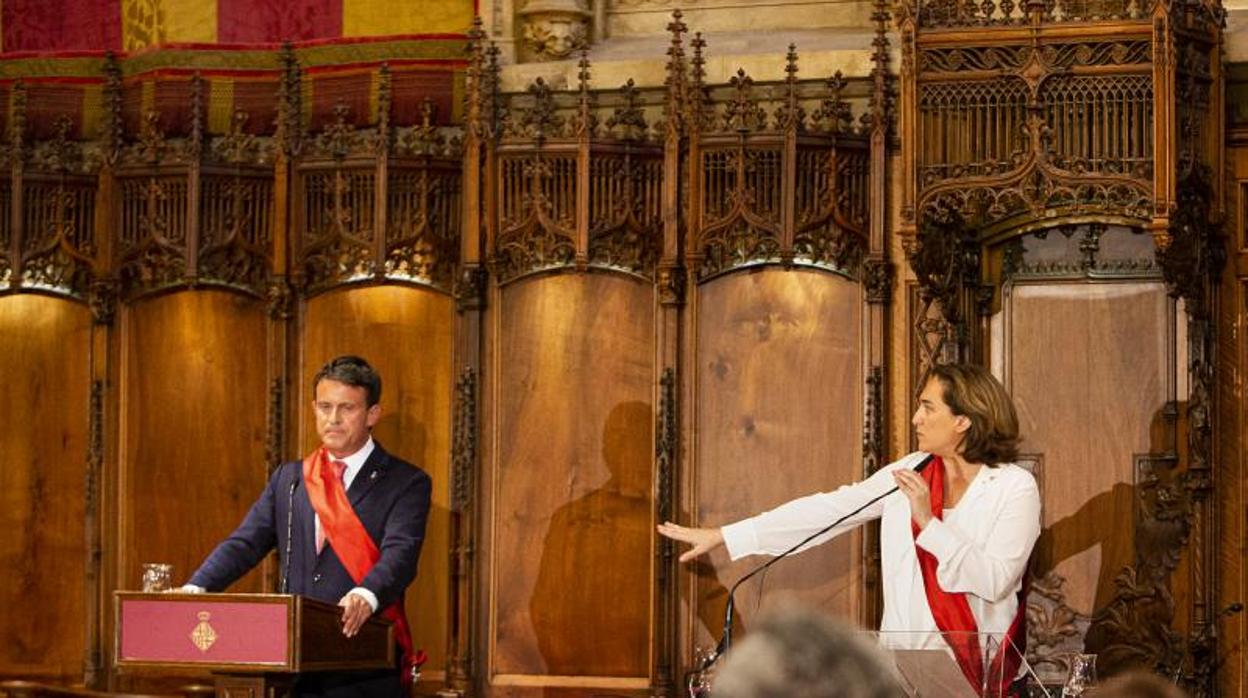 Ada Colau y Manuel Valls, ayer durante el pleno de investidura