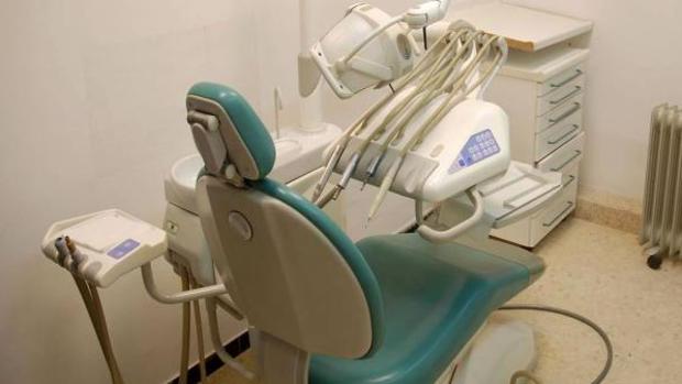 Suspendido de forma cautelar el dentista municipal impulsado por Ada Colau en Barcelona