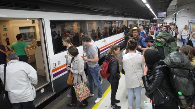 Vídeo: Un tren circula con las puertas abiertas entre Barcelona y Terrassa