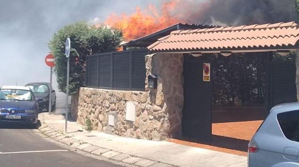 Un aparatoso incendio en Móstoles afecta a varias viviendas