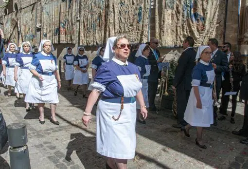 La Hospitalidad de Nuestra Señora de Lourdes, fácilmente identificable por su uniforme de enfermera.