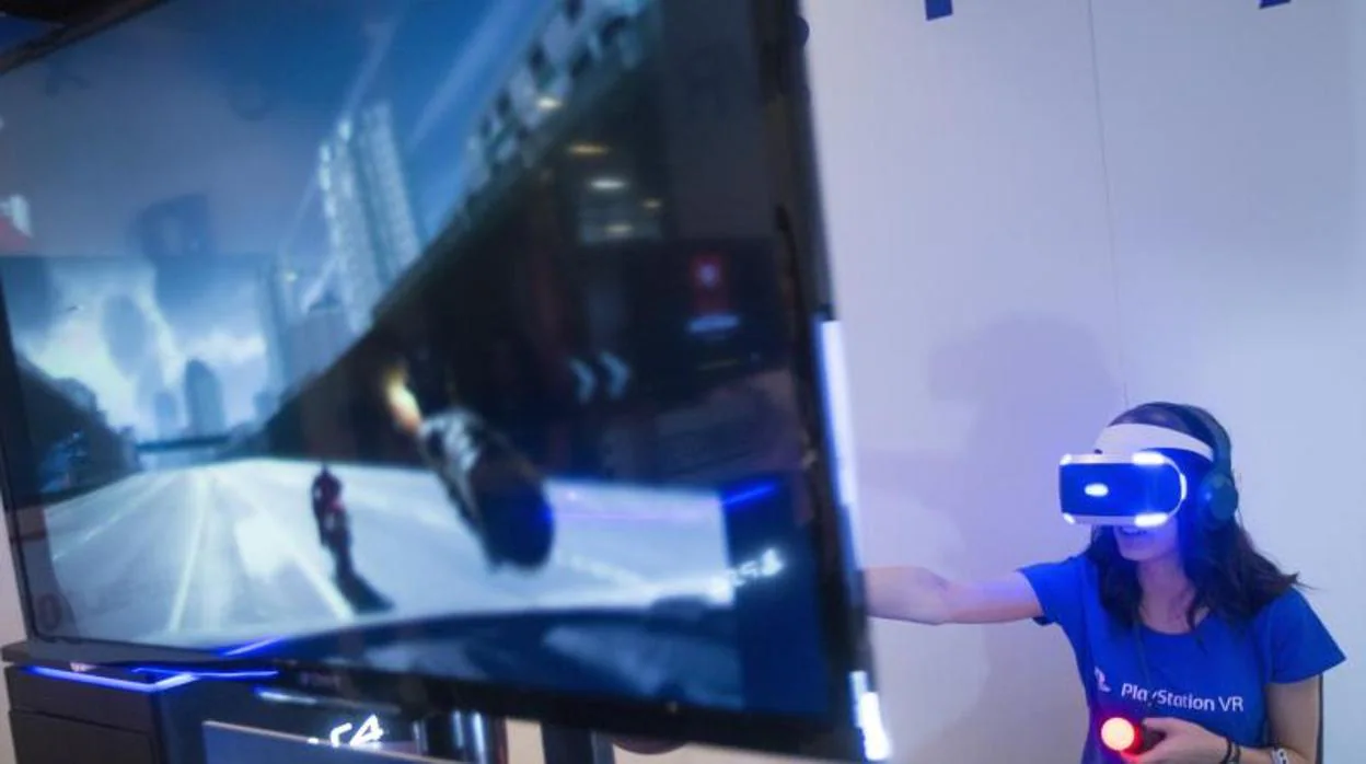 Una visitante prueba un videjouego en la duodécima edición Gamelab en 2016.