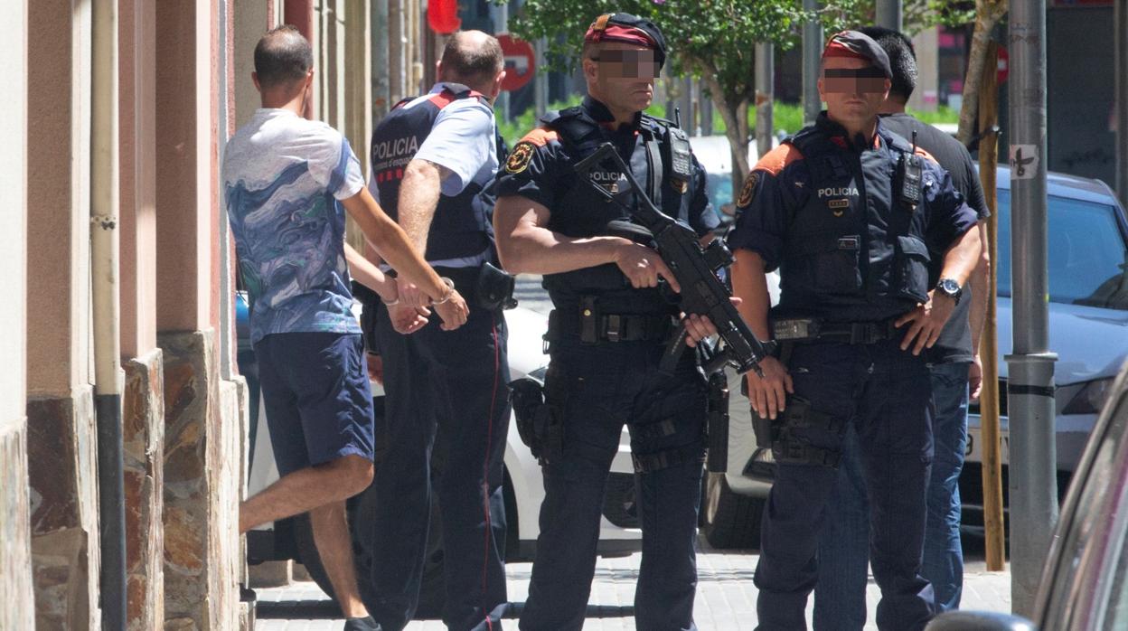 Los Mossos d'Esquadra durante un registro en Cornellà de Llobregat