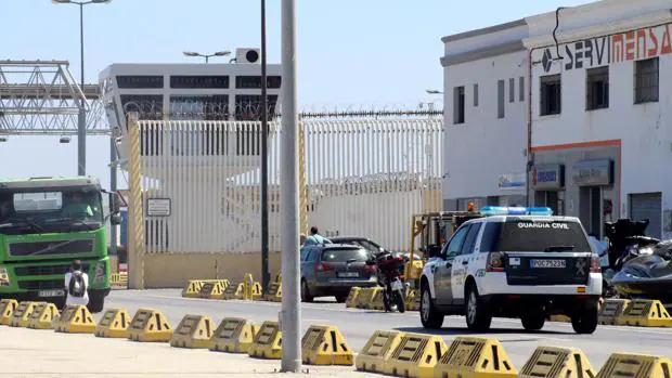España expulsa a los marroquíes implicados en una batalla campal en el puerto de Ceuta