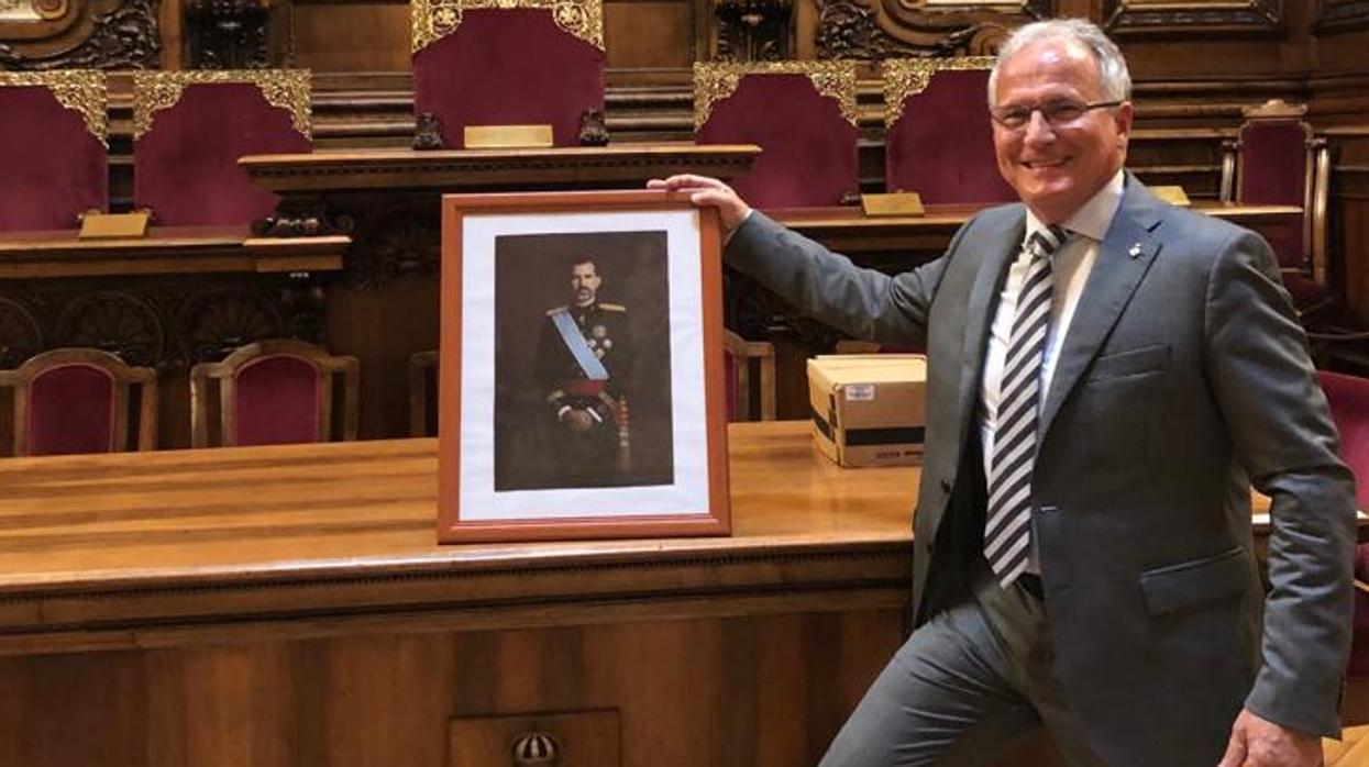 Bou, en el salón de plenos con una imagen de Felipe VI