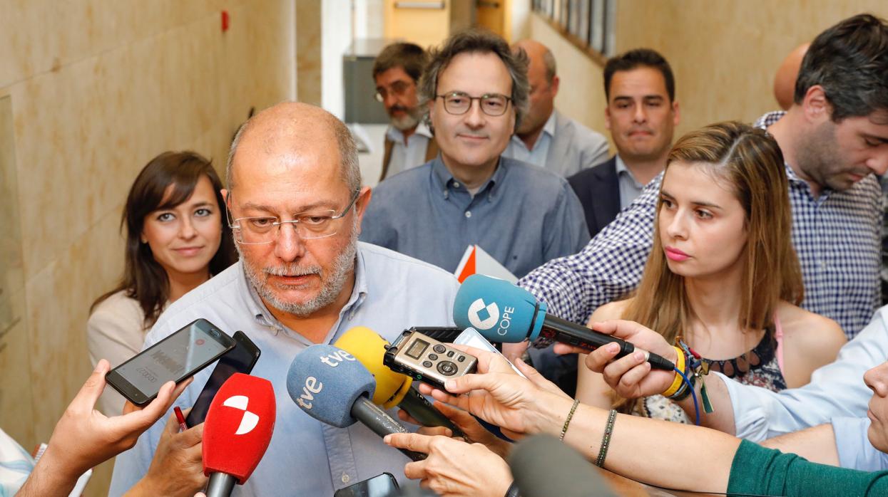 El candidato de Ciudadanos a la Presidencia de la Junta, Francisco Igea, atiende a los medios este miércoles en las Cortes