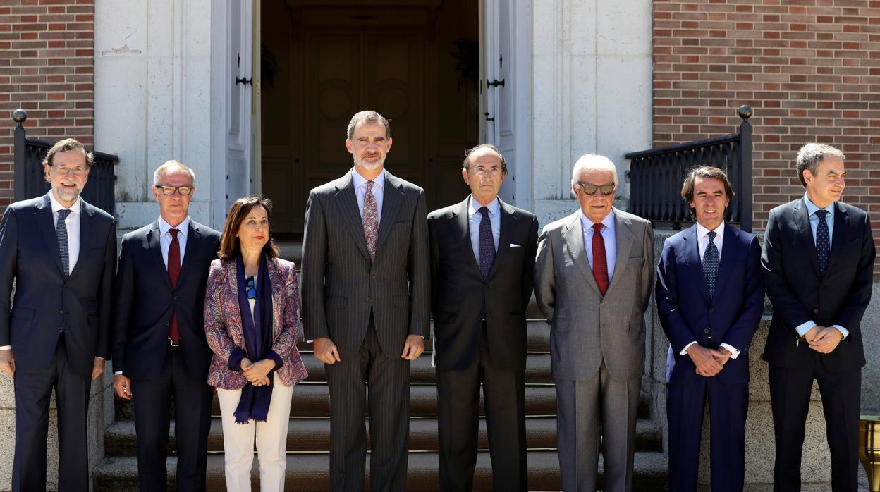 El Rey con Rajoy, Guirao, Robles, Lamo de Espinosa, González, Aznar y Rodríguez Zapatero, ayer en el Palacio de la Quinta de El Pardo