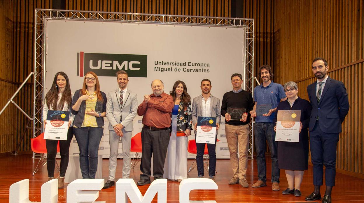 Los galardonados, junto a Leandro Roldán, Robert Swartz y la rectora de la UEMC, Imelda Rodríguez