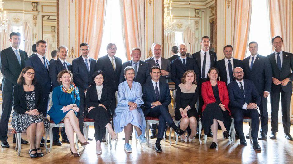 Rivera ocupa una posición de privilegio en la foto de la familia liberal europea