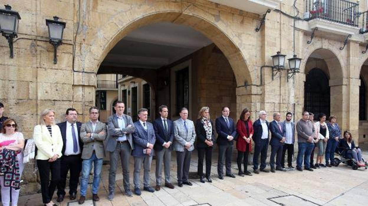 Representantes del Ayuntamiento de Oviedo guardan un minuto de silencio en memoria de David Carragal