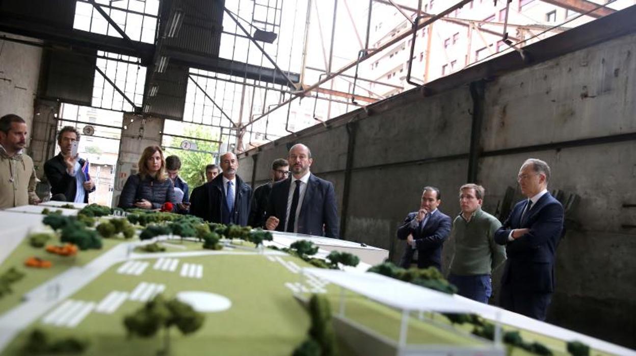 El actual presidente en funciones de la Comunidad, Pedro Rollán, junto con el actual alcalde de Madrid, José Luis Martínez-Almeida, visitando la maqueta de las Cocheras