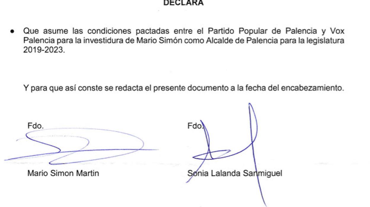 El nuevo alcalde de Palencia Mario Simón (Ciudadanos), que es elegido Alcalde con los votos del Partido Popular y de Vox, conversa con la cabeza de lista de Vox, Sonia Lalanda