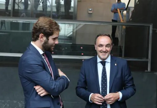 Alberto Bonilla de Navarra Suma y el candidato del partido a la Presidencia del Gobierno de Navarra, Javier Esparza, esperan en el Parlamento