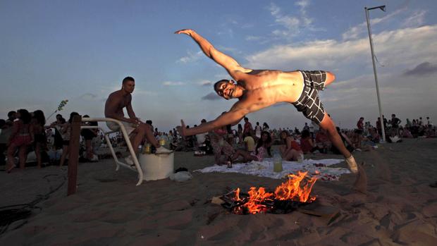 Las mejores playas de Valencia para celebrar los rituales de las hogueras de la noche de San Juan