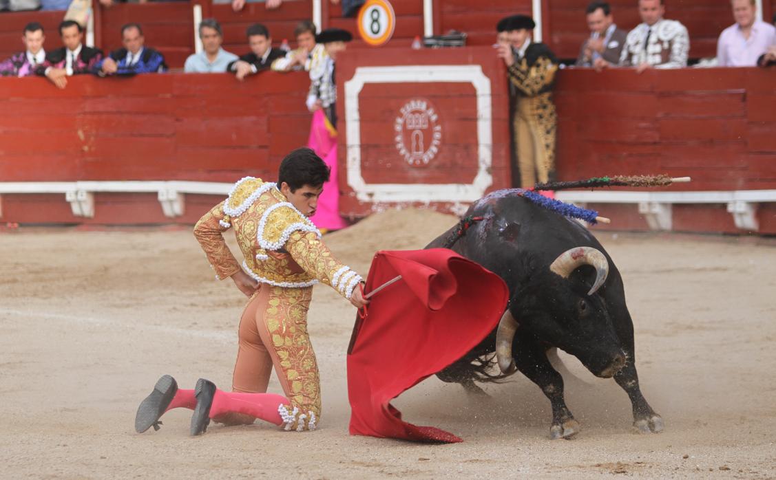 Álvaro Lorenzo, en el vibrante inicio de faena al cuarto de la tarde, de nombre «Clarín»