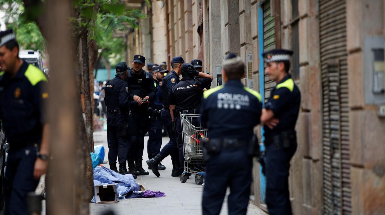 Aentes de la Policía Nacional, Mossos d'Esquadra y Guardia Urbana han blindadoeste jueves el Raval