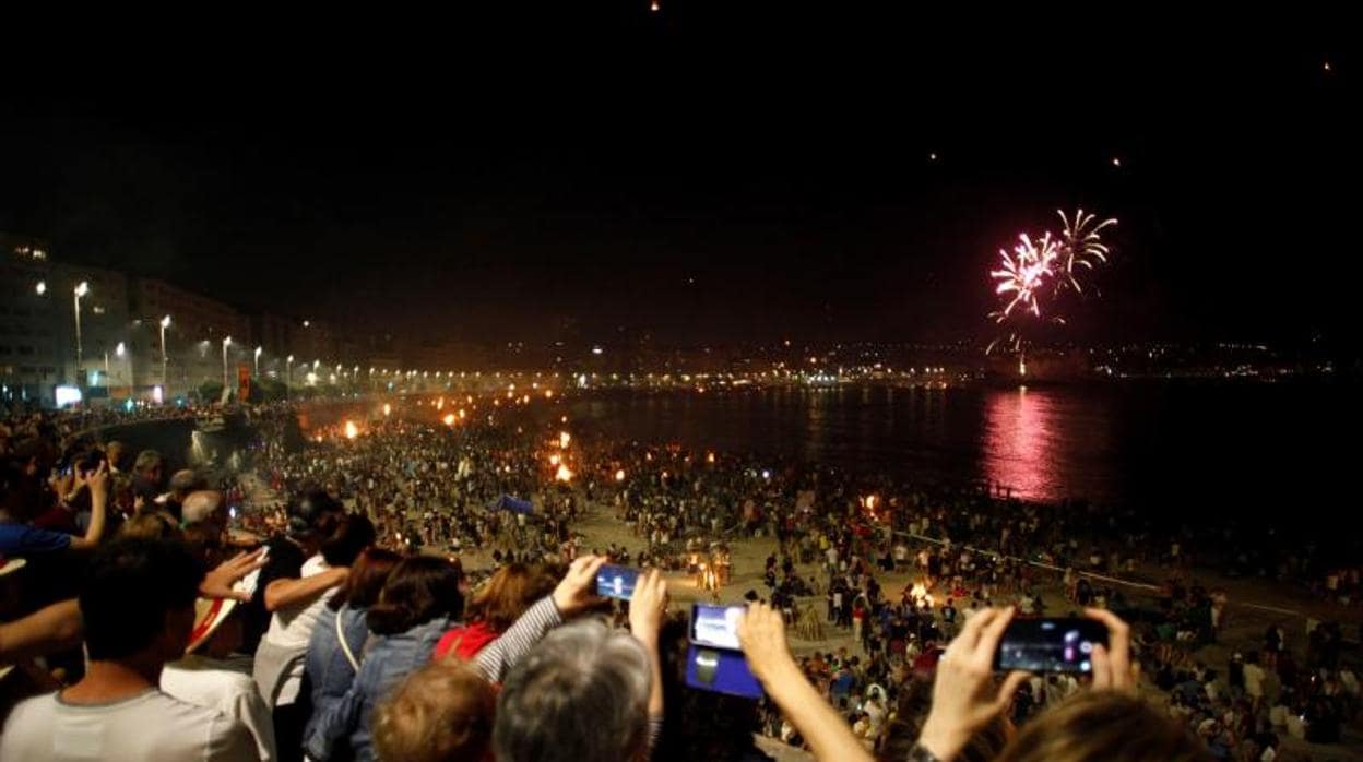 Miles de personas abarrotan las playas en la gran fiesta de San Juan