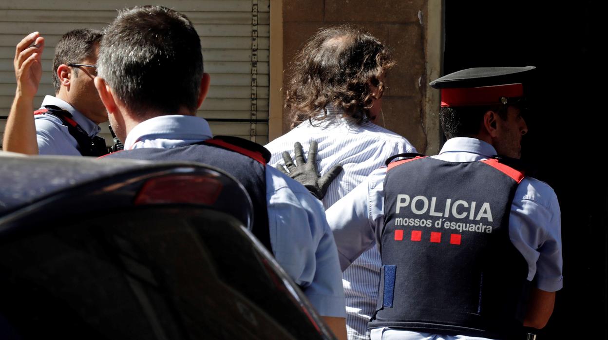 Los Mossos trasladan al hombre detenido por asesinar a su expareja