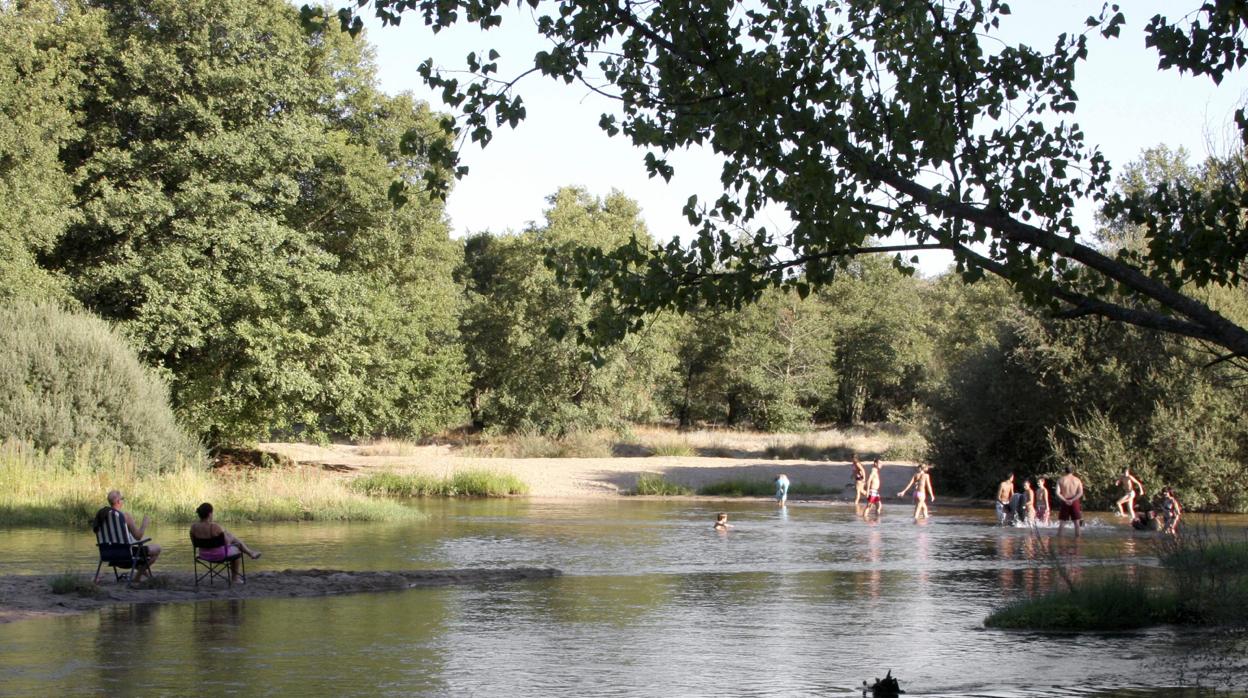 Un grupo de jóvenes se baña en el río Alberche