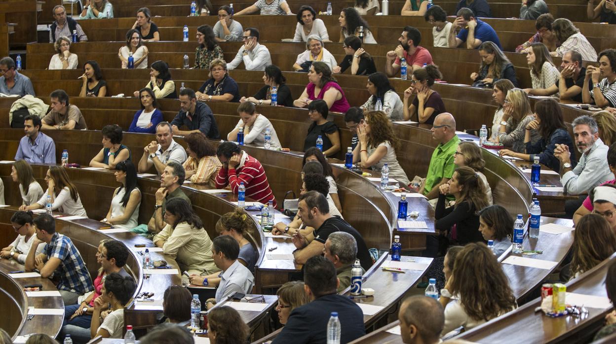 Opositores durante un examen, en una foto de archivo