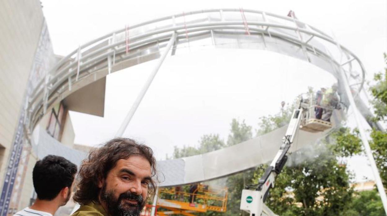 El arquitecto Francisco Leiva observa la instalación de la nube artificial en la explanada del IVAM