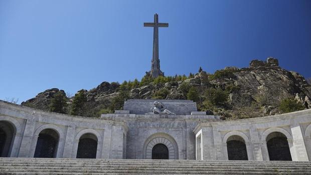 Nuevo golpe al Gobierno: desestimada la recusación del juez que suspendió obras para exhumar a Franco