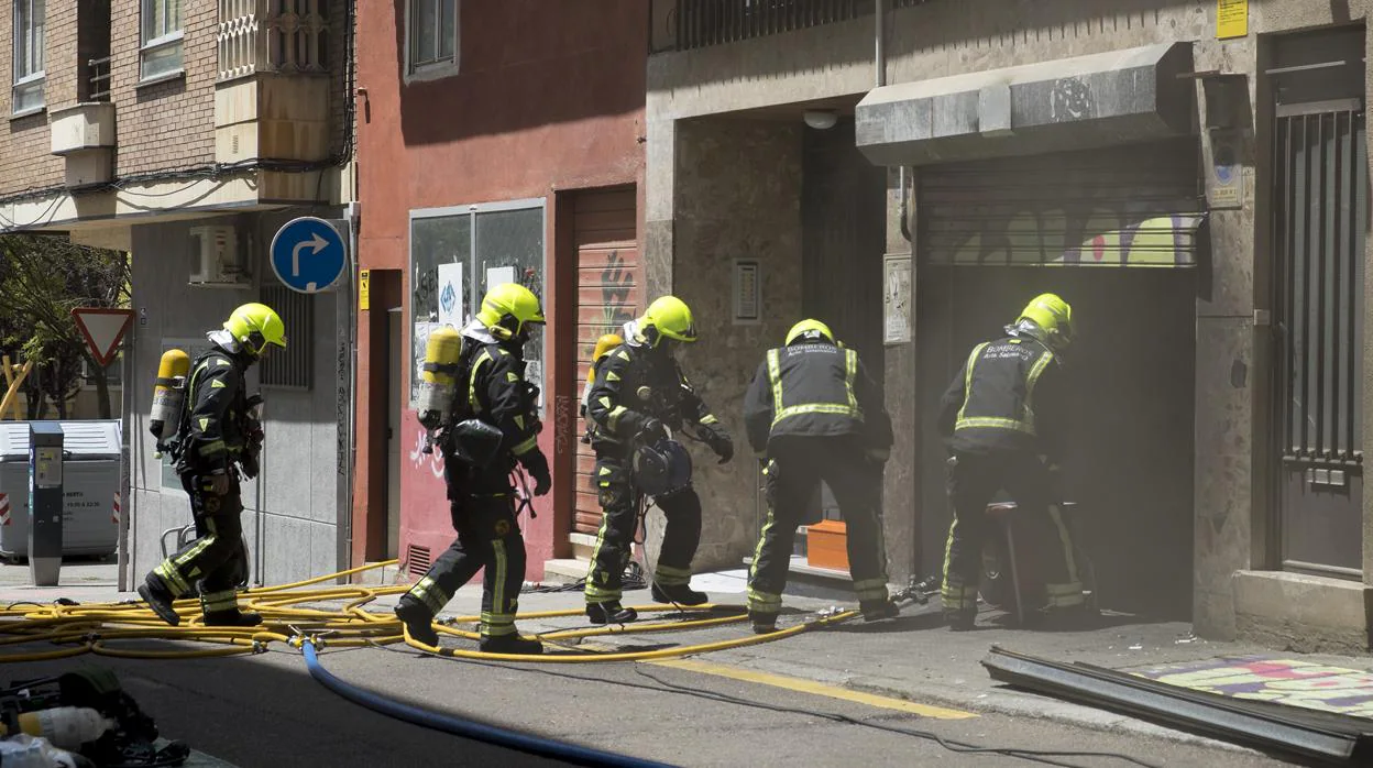 Los bomberos trabajan en el garaje donde se produjo la explosión