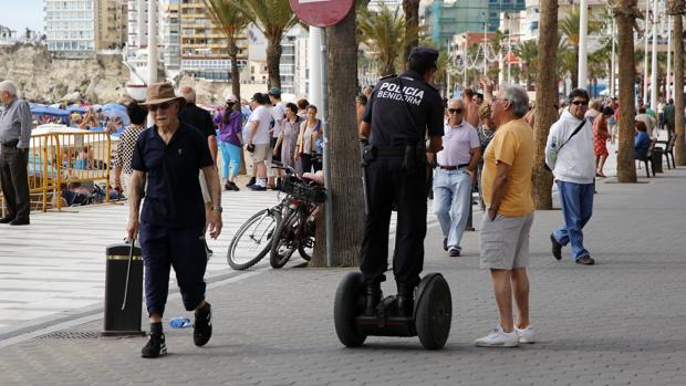 Un hombre apuñala en el cuello a dos personas en un bar de Benidorm