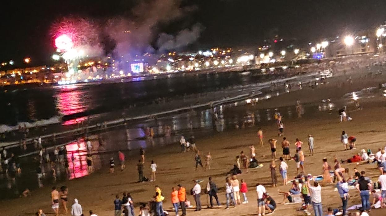Estado de la marea en la Playa de Las Canteras en los fuegos de verano por San Juan de 2019