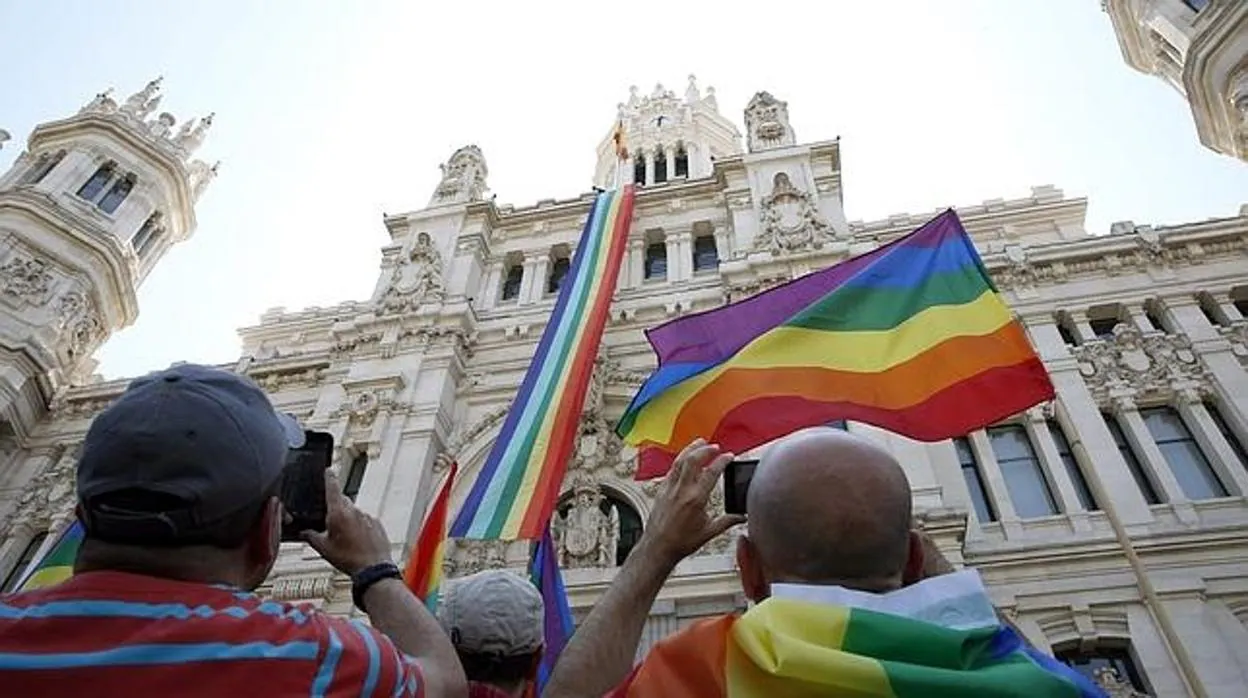 Bandera gay colgada en el Ayuntamiento de Madrid en el Orgullo 2015