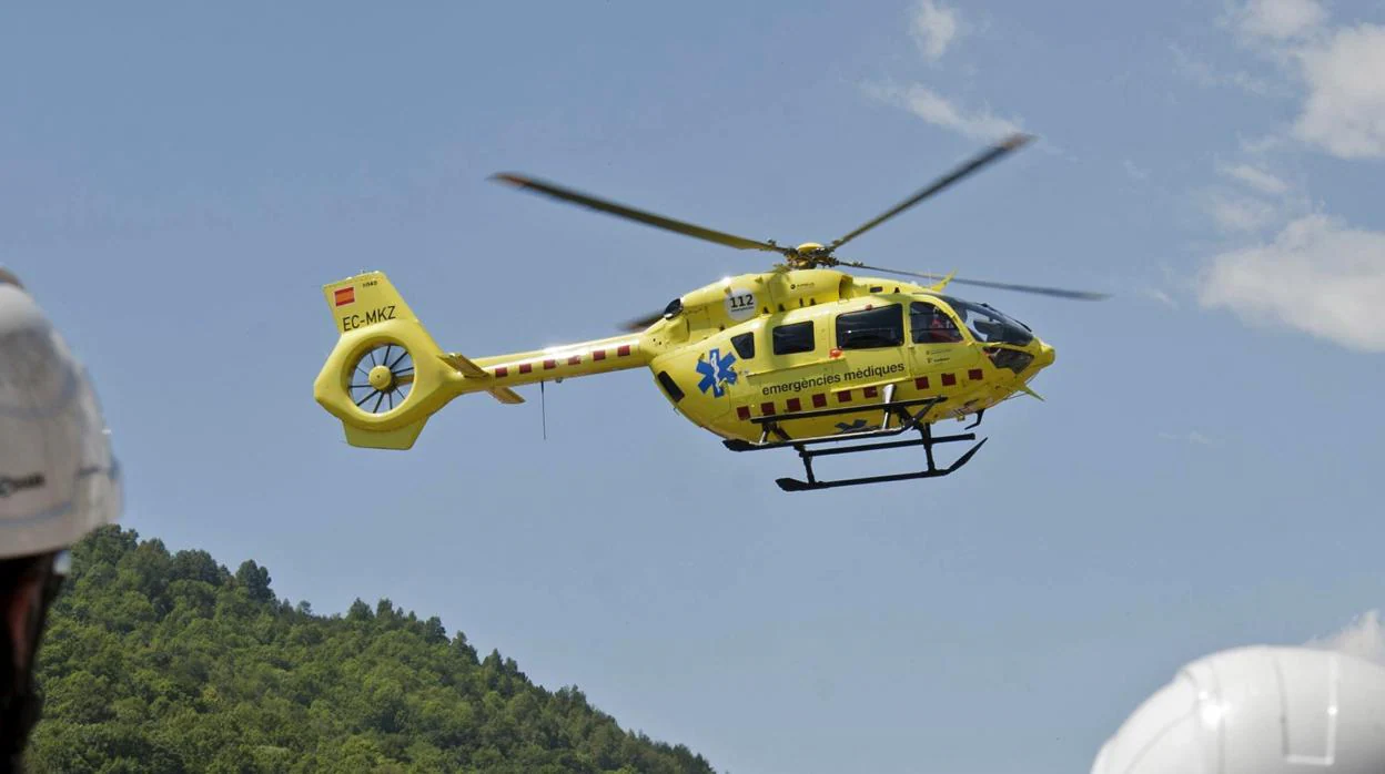 Helicóptero de Emergencias durante un rescate