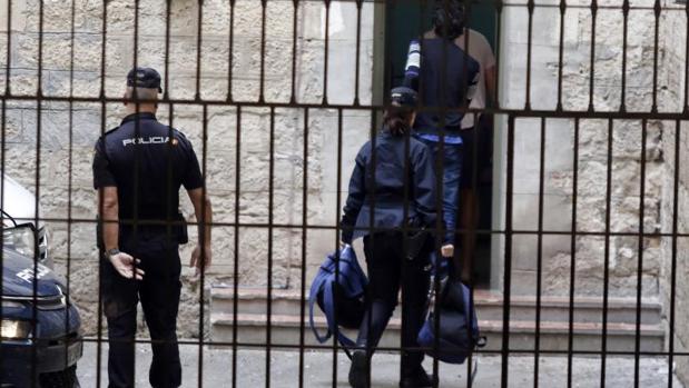 Asesina de 68 puñaladas a una mujer y perdona a su madre porque era «muy mayor»