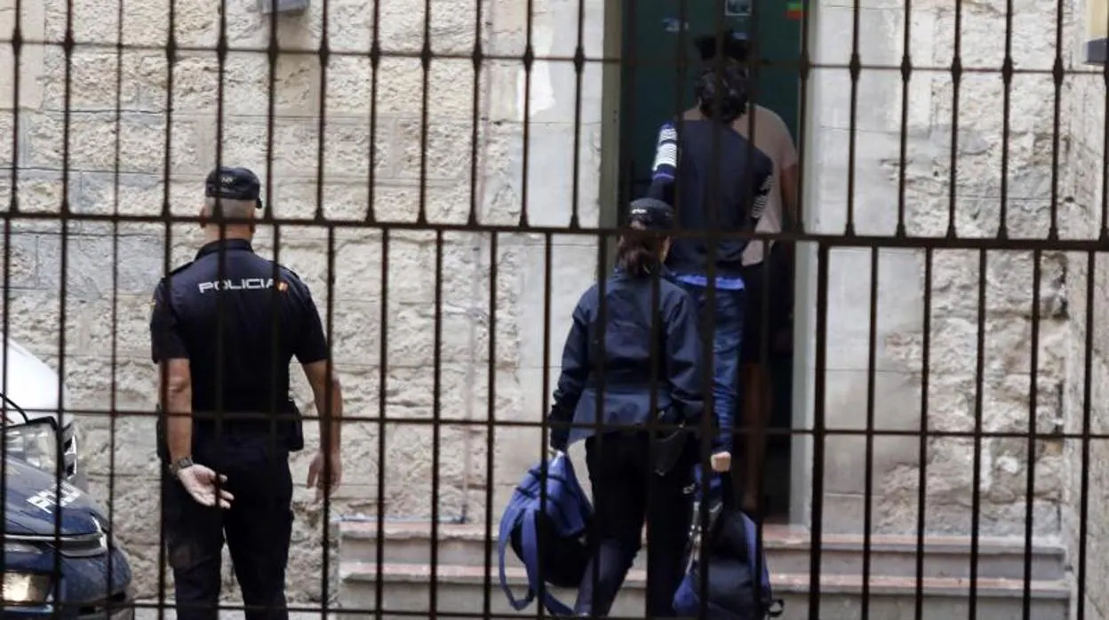 Agentes de la Policía Nacional custodiando a un detenido en Alicante