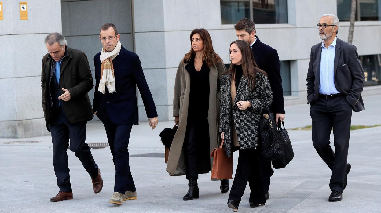 Sandro Rosell, junto a su abogado y otras personas, a su llegada a la Audiencia Nacional el pasado 28 de febrero