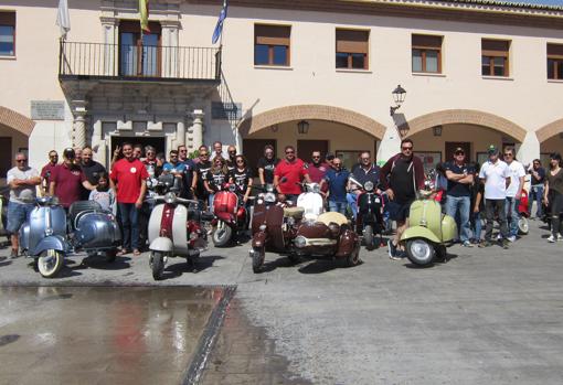 Los participantes en la plaza de España